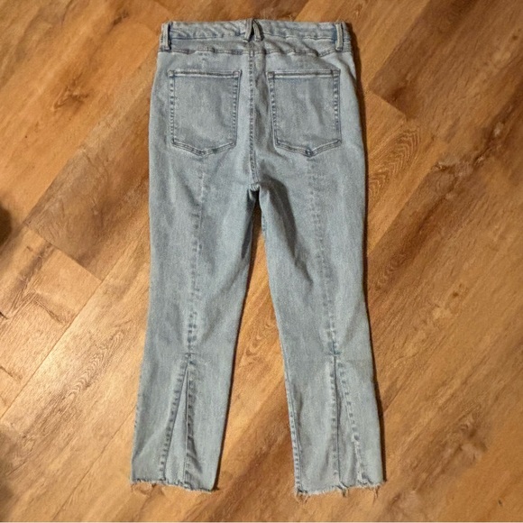 TRENDY Good American Light Blue Sz 15 Good Legs Crop RawHem SplitHem Jeans - Picture 4 of 12